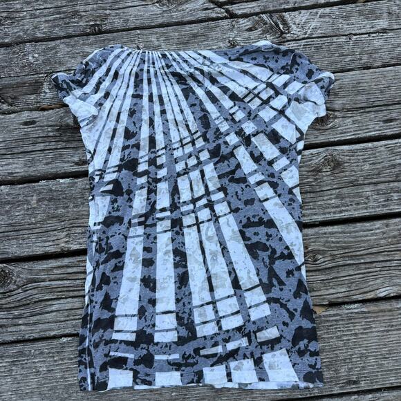 Edgy Graphic Print Top - Abstract Sunburst Design - Medium - Picture 5 of 5